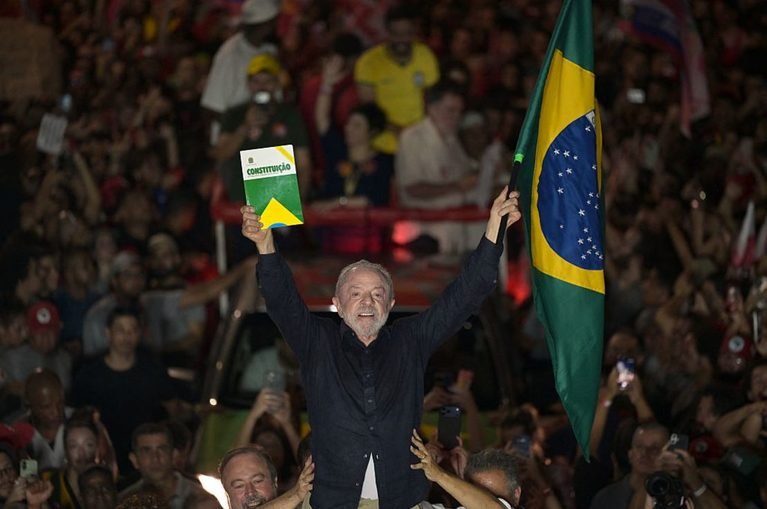 Lula venció a Flávio Bolsonaro en el balotaje y gobernará Brasil por cuarta vez