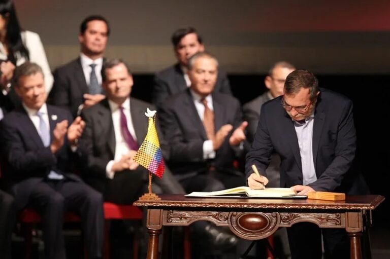 A diez años del pacto con las FARC, el exnegociador Humberto de la Calle defiende la desmovilización