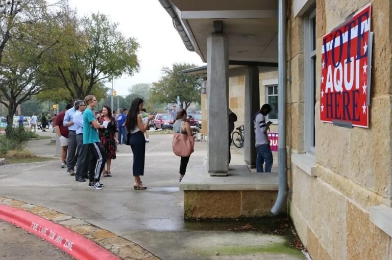 Un sondeo revela que la mayoría de los votantes latinos en EE.UU. respalda a los demócratas y rechaza la gestión de Trump